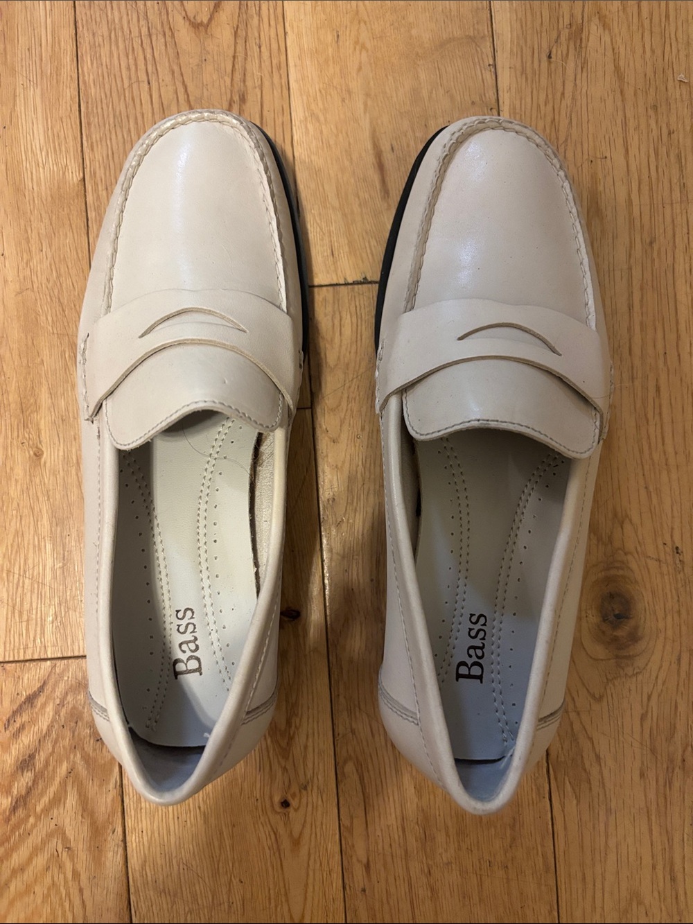 NWOB G.H. Bass Cortney Women’s Cream/Off-White Leather Penny Loafers size 6.5
